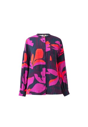 Chemise à manches longues avec col rond, présentant des motifs floraux abstraits en rose et rouge sur un fond sombre.