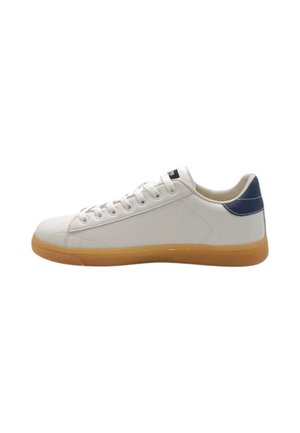 Sneaker bianca low-top con suola in gomma e dettaglio blu navy sul tallone, con lacci bianchi e design pulito e minimalista.