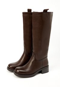 Bottes en cuir marron montant jusqu'au genou, avec une finition lisse, un bout carré, de petits talons blocs et des zips sur les côtés pour un enfilage facile.