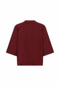 Tricou tricotat de mari dimensiuni în nuanță de burgundy, cu un finisaj texturat, având o guler rotund și mâneci scurte, largi. Design simplu și neornat.