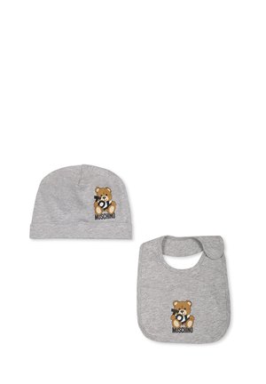 Set di cappello e bavaglino per bambini in cotone grigio con grafica di un orso. Il cappello ha una parte superiore rotonda; il bavaglino ha una chiusura a pressione e un collo arrotondato.