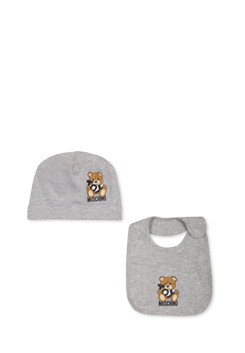 Set di cappello e bavaglino per bambini in cotone grigio con grafica di un orso. Il cappello ha una parte superiore rotonda; il bavaglino ha una chiusura a pressione e un collo arrotondato.