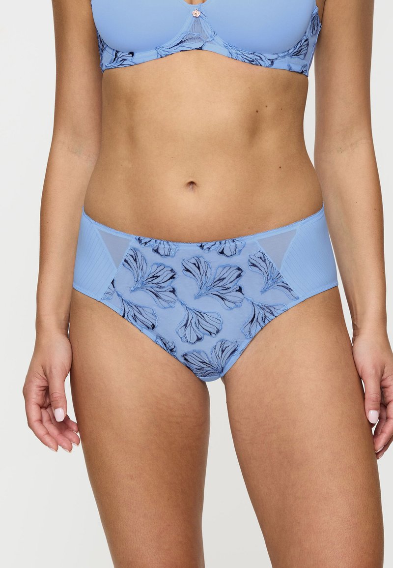 Lichtblauw ondergoed met zwarte bloemrijke borduursels. Voorzien van mesh panelen en een geribbelde textuur aan de zijkanten. Mid-rise ontwerp.