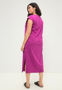 Studio Untold DÉCOLLETÉ ROND FENTE SUR LE CÔTÉ - Žerzejové šaty - magenta