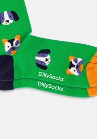 Calcetines verdes con patrones de perros en púrpura, naranja y azul marino. Presentan diversas caras de perros y el logo de "DillySocks" impreso en blanco.
