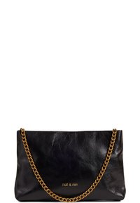 Zwarte leren schoudertas met gouden kettingriem en "nat & nin"-logo in goud geperst op het midden van de voorkant.