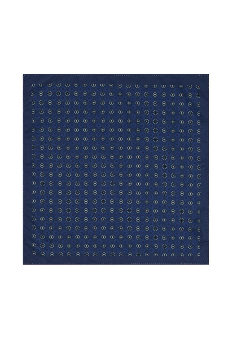 Granatowy jedwabny kwadratowy szalik z powtarzającym się wzorem kwiatowym w jasnym niebieskim i białym kolorze. Gładka tekstura z obszytymi brzegami, 90 cm.