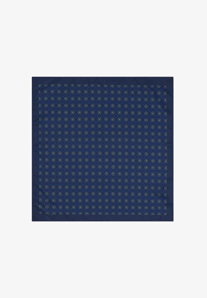 Granatowy jedwabny kwadratowy szalik z powtarzającym się wzorem kwiatowym w jasnym niebieskim i białym kolorze. Gładka tekstura z obszytymi brzegami, 90 cm.