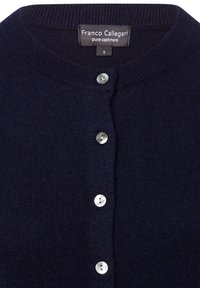 Marineblauer Cashmere-Cardigan mit rundem Ausschnitt, fünf silberfarbenen Knöpfen auf der Vorderseite und rippierter Textur. Etikett: Franco Callegari, Größe S.