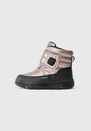 Botte d'hiver métallique rose et noire pour enfant avec bande Velcro, semelle en caoutchouc épaisse et étiquette "Amphibiox" résistant à l'eau sur le côté.