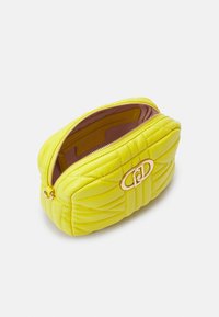 LIU JO CAMERA CASE SET - Torba preko tijela - giallo cedro