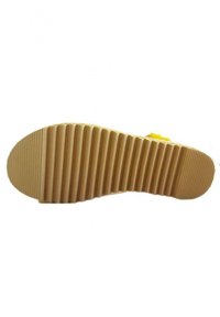 Sole di scarpa in gomma con un motivo texturizzato, caratterizzata da profonde scanalature orizzontali per una migliore aderenza. Il colore è marrone chiaro con una finitura liscia.
