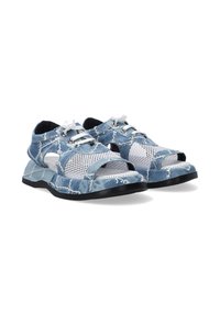 Blaue Jeansschuhe verfügen über ein Obermaterial aus Mesh mit Ausschnitten, weiße Schnürsenkel und eine schwarze Gummisohle. Die Nähte schaffen einen strukturierten Akzent.
