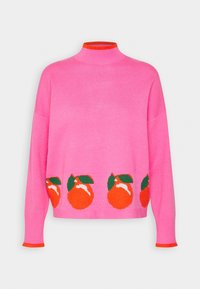 Pull rose vif à col montant avec des poignets orange, présentant un motif de cinq fruits orange avec des feuilles vertes le long de l'ourlet inférieur.