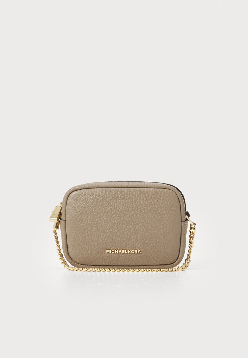 Bolsa crossbody retangular em couro texturizado bege, com uma alça de corrente dourada e logótipo em relevo na parte da frente.