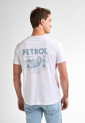 Biela bavlnená tričko s modrou grafickou potlačou motocykla a textom na chrbte. Krátke rukávy a okrúhly výstrih.