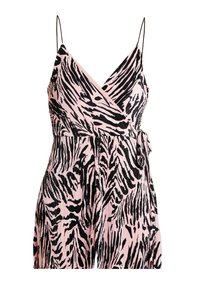 Różowo-czarna sukienka w wzór zebry z krojem typu wrap, regulowanymi ramiączkami spaghetti i wiązaniem w talii. Całość ma lekko plisowaną teksturę.