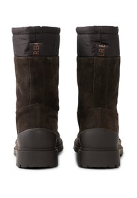 Brązowe zamszowe buty z czarną, wyściełaną cholewką, płaską gumową podeszwą i wzmocnionym piętą. Widoczna boczna metka z logo na cholewce.