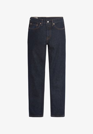 Jeans en denim bleu foncé avec une coupe droite, un design à cinq poches, des rivets en cuivre et des détails de couture orange le long des coutures.