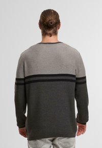 Grauer und beige gestrickter Pullover mit einem breiten horizontalen schwarzen Streifen. Hat lange Ärmel und einen runden Ausschnitt, strukturierter Stoff.