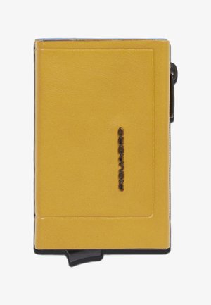 Gelbe Lederbrieftasche mit strukturierter Oberfläche, geprägt mit einem schwarzen Logo und einer schwarzen Reißverschlusstasche an der Seite.