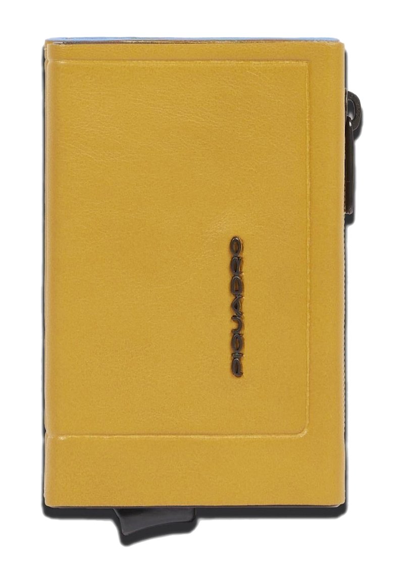 Portafoglio in pelle gialla con finitura testurizzata, con logo impresso in nero e una tasca con cerniera nera sul lato.
