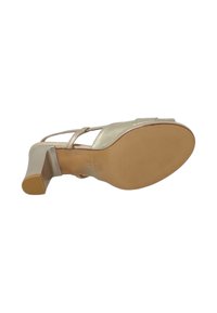 Sandal con tacco alto con una tomaia metallica color nudo, design a strisce incrociate e punta quadrata. La suola è beige con scanalature texturizzate per una presa migliore.