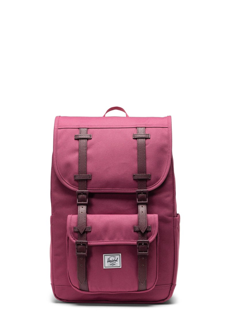 Zaino in tela bordeaux con spallacci in pelle marrone, un pattino superiore e una tasca frontale. Presenta un'etichetta del marchio sulla parte anteriore inferiore.