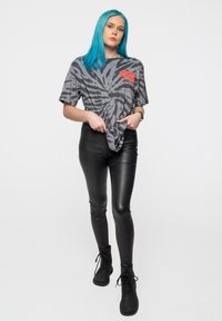 Paradiso Clothing ED SHEERAN EQUALS DYE WASH - Print T-shirt - black