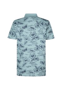Světle modré polo tričko s náměstkovými květinovými a listovými vzory, s límečkem a krátkými rukávy, vyrobené z hladkého materiálu.