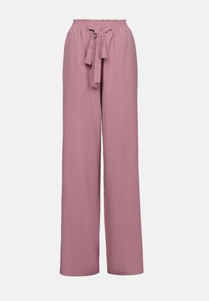 Lichtroze wijde broek van een zachte stof. Heeft een elastische tailleband met een strik en een gladde textuur. Geen zakken.