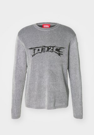 Szürke csíkos pulóver, kerek nyakkal, hosszú ujjakkal és fekete grafikai szövegmintával a mellkasán. Texturált anyagból készült.