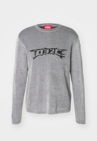Γκρι ριγέ πουλόβερ με στρογγυλή λαιμόκοψη, μακριά μανίκια και μαύρο γραφικό σχέδιο κειμένου στο στήθος. Κατασκευασμένο από υφασμάτινη υφή.