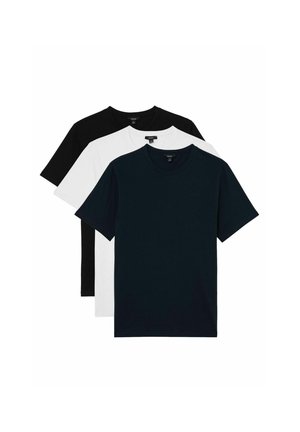Drie effen T-shirts met korte mouwen en een ronde hals in zwart, wit en marineblauw, gelaagd en plat uitgestald op een witte achtergrond.