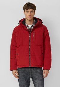 Czerwona kurtka puchowa z kapturem, elastycznymi mankietami, zamkiem błyskawicznym z przodu i podwójnymi bocznymi kieszeniami. Tkanina o fakturze z pikowanym wzorem.