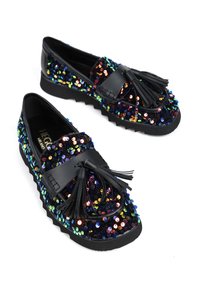 Czarne loafersy pokryte wielokolorowymi cekinami, z szeroką czarną taśmą i frędzlami z przodu, z teksturowaną podeszwą.