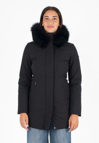 Parka nera con cappuccio foderato in pelliccia, caratterizzata da un design elegante, tasche con zip e una silhouette aderente. Texture liscia, taglio di lunghezza media.