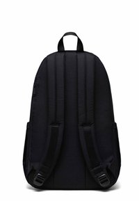 Mochila negra con respaldo acolchado y correas ajustables. Cuenta con un asa en la parte superior y bolsillos laterales. La textura es suave, con un acabado mate.