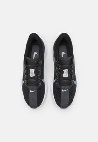 Nike Performance PEGASUS PLUS - Tenisice za cestovno trčanje - black/pure platinum/anthracite/white