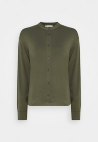Olijfgroen knopencardigan met een ronde halslijn, lange mouwen en zes knopen aan de voorkant, gemaakt van gladde stof.