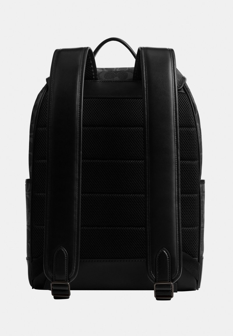 Mochila negra con panel trasero acolchado de malla y correas anchas ajustables para los hombros, vista desde atrás sobre un fondo liso.