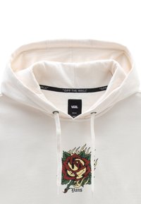 Cremefarbener Hoodie mit einer Rosen-Grafik mit Flammen, dem Schriftzug "Vans" und Kordelzügen. Das Innenfutter hat eine weiche Textur und ein schwarzes Label mit Details.