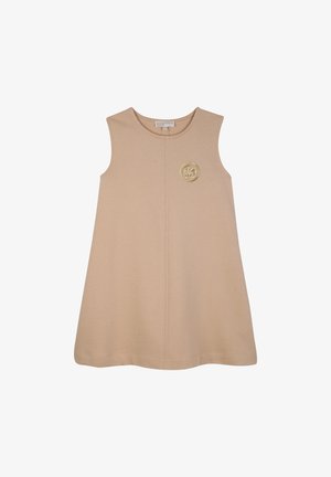 Robe sans manches beige avec une silhouette décontractée en ligne A, présentant un col rond et un accent de logo circulaire en or sur le devant.