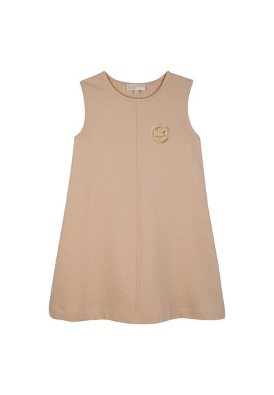 Μπεζ αμάνικο φόρεμα με χαλαρή Α-γραμμή, που διαθέτει στρογγυλή λαιμόκοψη και κυκλικό χρυσό λογότυπο στο μπροστινό μέρος.