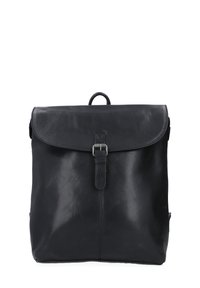 Zaino in pelle nera con una texture liscia, chiusura a patta e una fibbia metallica. Presenta una maniglia superiore e tasche laterali. Forma rettangolare.