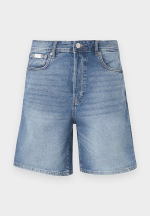 Shorts de ganga em azul claro, com um corte clássico, design de cinco bolsos e costura em contraste. O material é suave com um ligeiro desgaste.