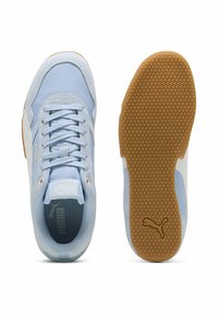 Sneakers azzurri chiari realizzati in suede e mesh, dotati di una suola in gomma con un motivo a nido d'ape, dettagli bianchi e un logo.