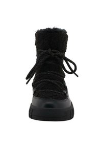 Zwarte enkelboots met een gestructureerde bovenkant van fuzzy materiaal, een glad leren neus, dikke veters en een duurzame rubberen zool.