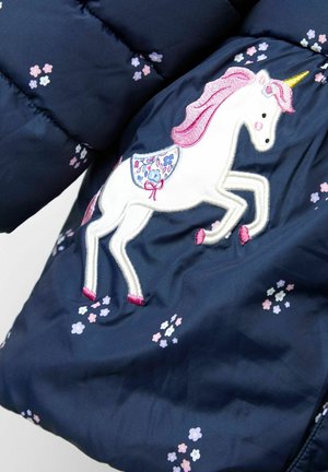 Marinblå dunjakke med en stor broderet unicorn med en pink manke og en blomster sadel, omkranset af små pink og lilla blomster.