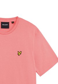 T-shirt di cotone rosa con collo rotondo e maniche corte, con un piccolo logo ricamato nero e giallo sul lato sinistro del petto.